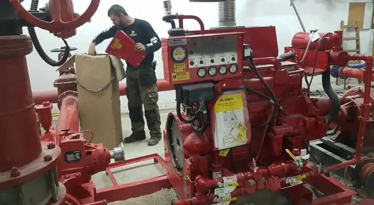 עובד חברת לינדנר בתוך חדר משאבות
