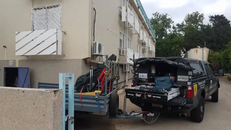 רכב חברת לינדנר עם ציוד מערכות כיבוי אש